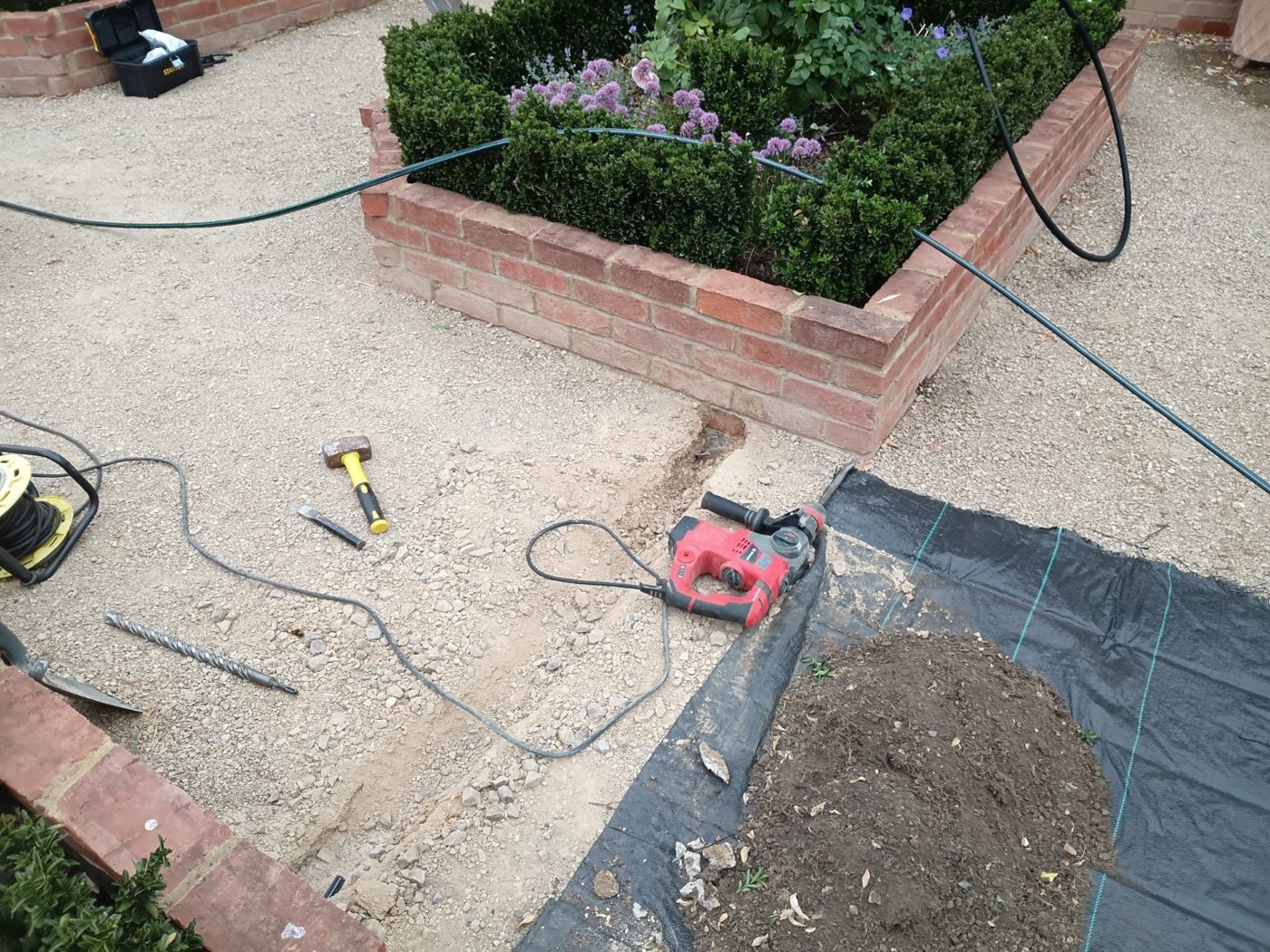 Tools and pipework during installation